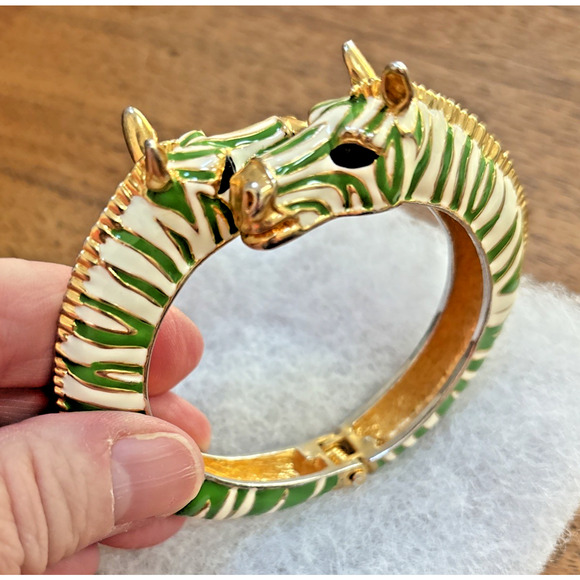 VINTAGE Fornash Two-Headed Giraffe Hinged Green & White Enamel Bangle Bracelet - Picture 5 of 8